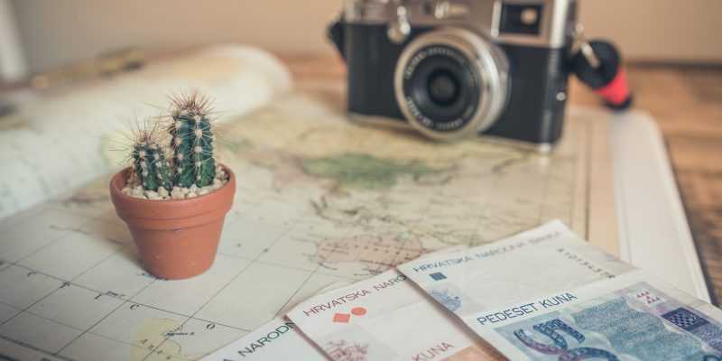Jak używać gotówkę i bankomaty w podróży